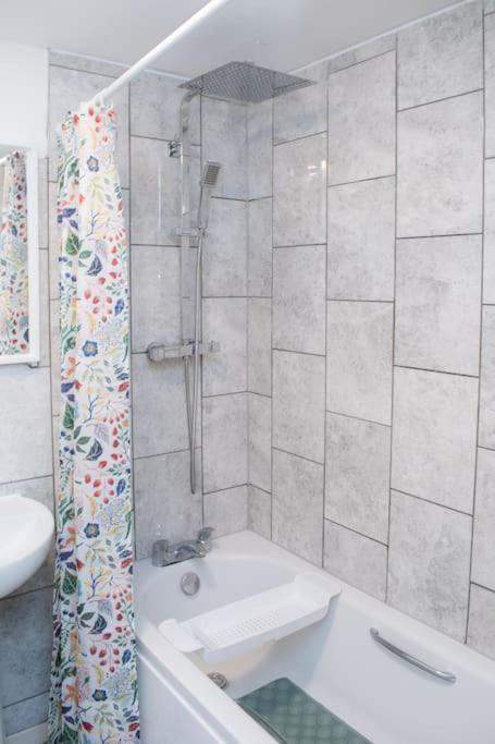 ニューカッスル・アポン・タイン Comfy Modern 3Br Semi Detached 400Mb Wifi Free Double Parkingヴィラ エクステリア 写真